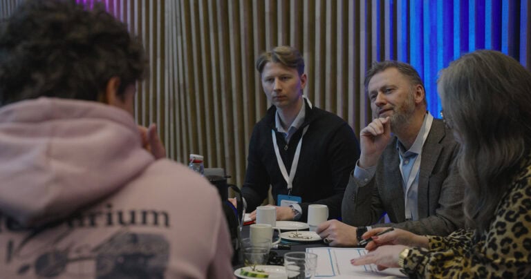 Møte om byrom og byutvikling med fire deltakere i diskusjon.
